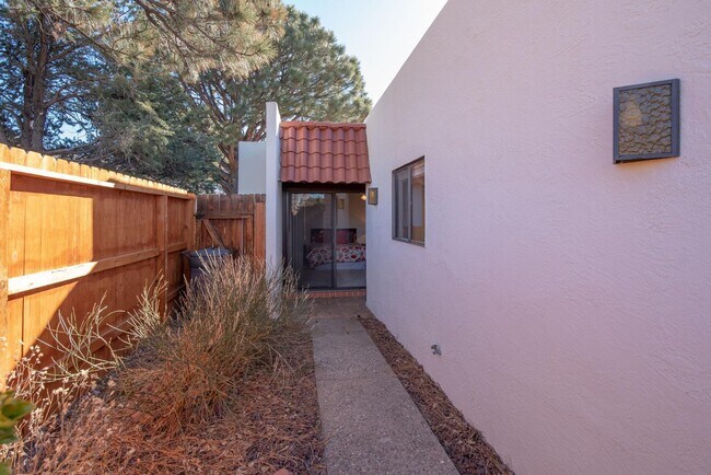 Building Photo - 1101 Bernalillo Pl