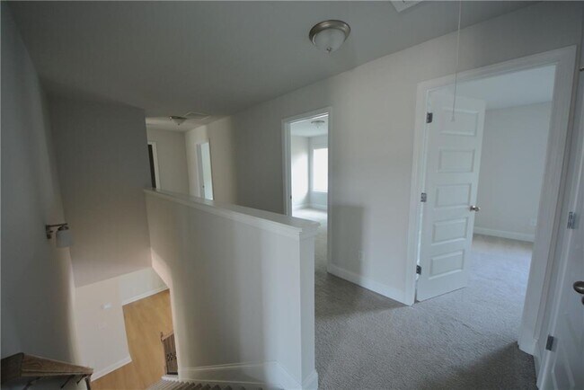 Building Photo - 547 Hellen Vly Dr