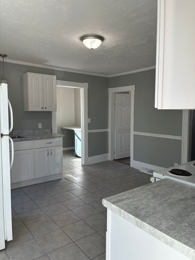 Building Photo - Fresh and updated 4 bedroom for immediate ...