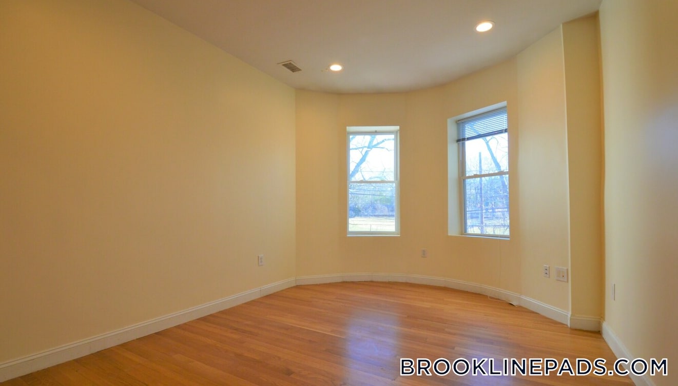 Building Photo - 1801 Beacon St