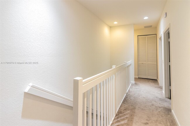 Building Photo - 9596 Town Parc Cir S