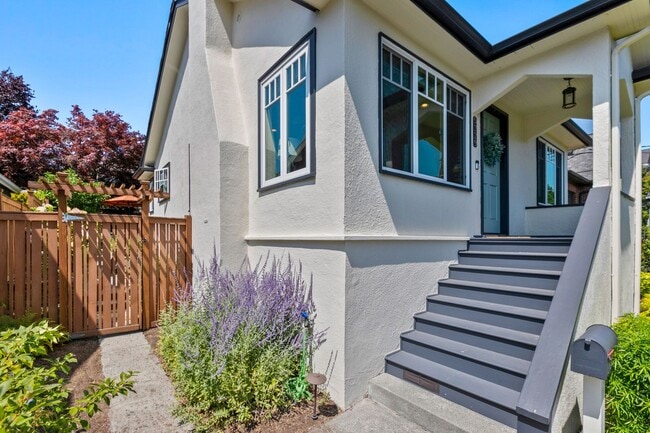 Building Photo - 3bd/1.75ba Seattle Home