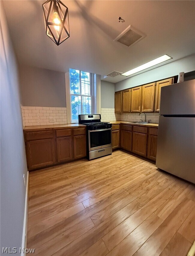 Building Photo - 3645 Prospect Ave E