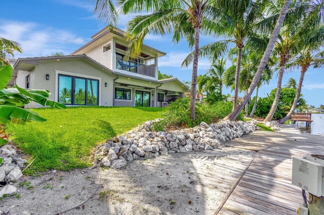 Building Photo - 400 Venice Dr