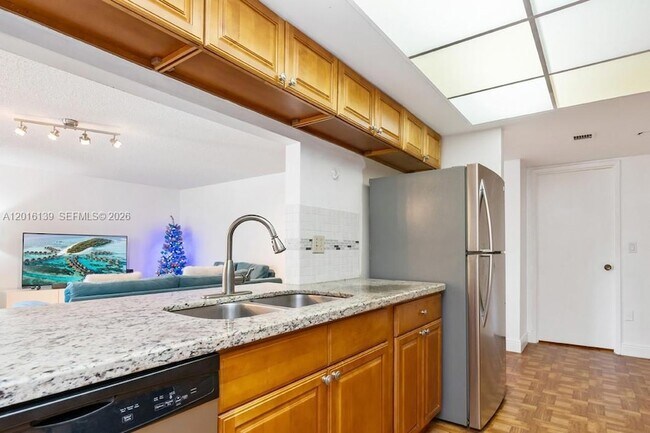 Building Photo - 825 Egret Cir