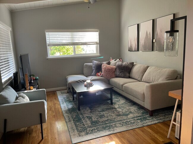 Building Photo - 2540 Robinson Ave