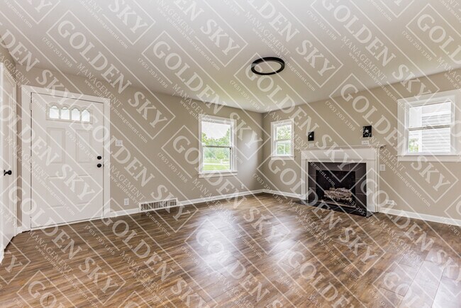 Building Photo - 811 E Memorial Dr