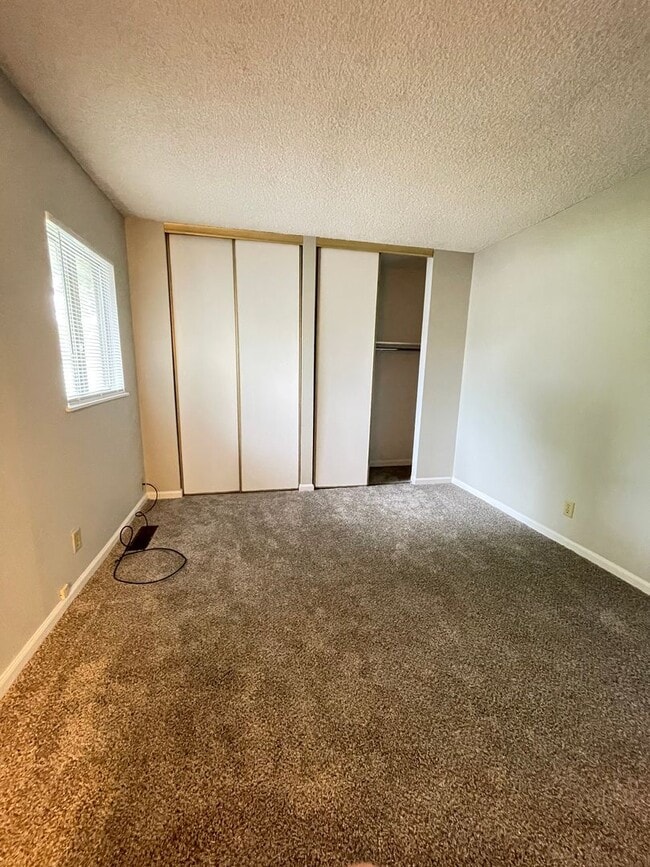 Building Photo - 4-Bedroom Home on the South Side - Available NOW