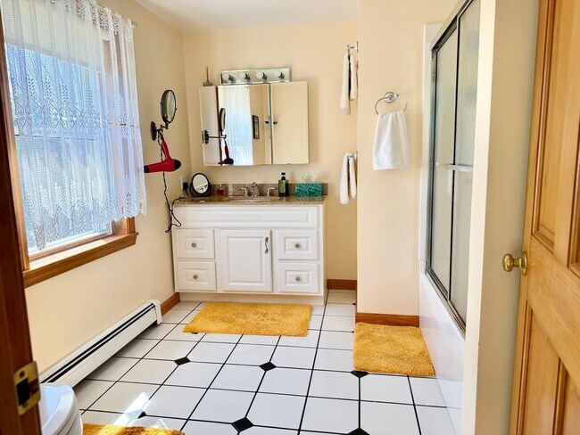Building Photo - Meticulously Maintained 3BD/2.5BA Home in Quiet Westbrook Neighborhood!