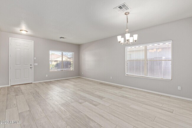 Building Photo - 2821 W Santa Cruz Ave