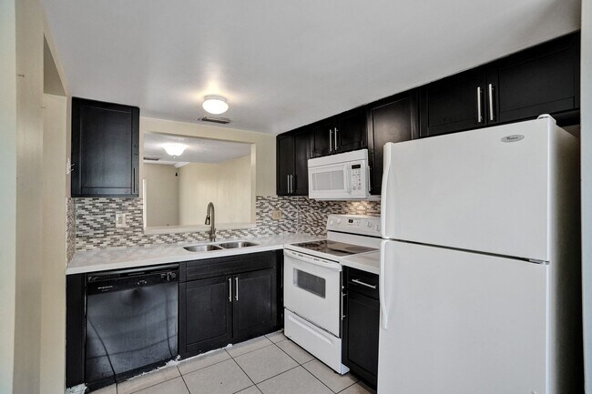 Building Photo - Townhouse with 2 Beds, 2.5 Baths, In-Unit ...