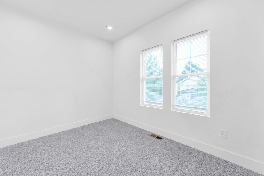 Building Photo - 376 E Markison Ave
