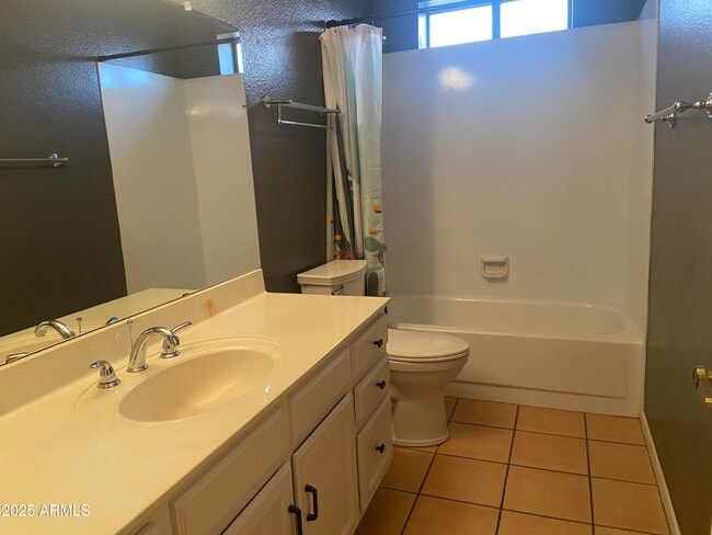 Building Photo - 4325 E Greenway Ln