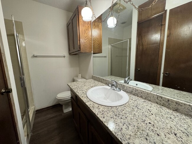 Building Photo - Gorgeous 3 bedroom 2 bathroom duplex