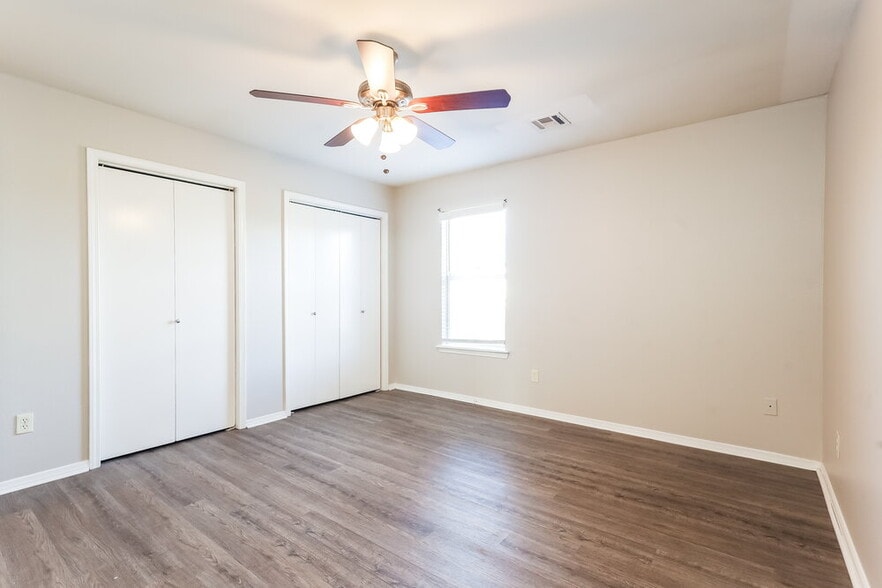 Building Photo - 1933 Creekridge Dr