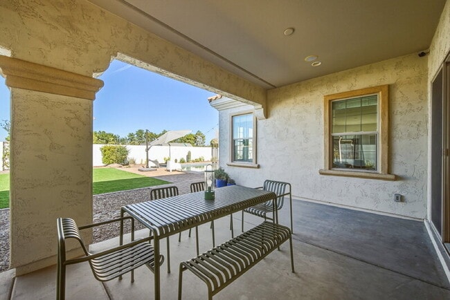 Building Photo - 3930 E Iris Dr
