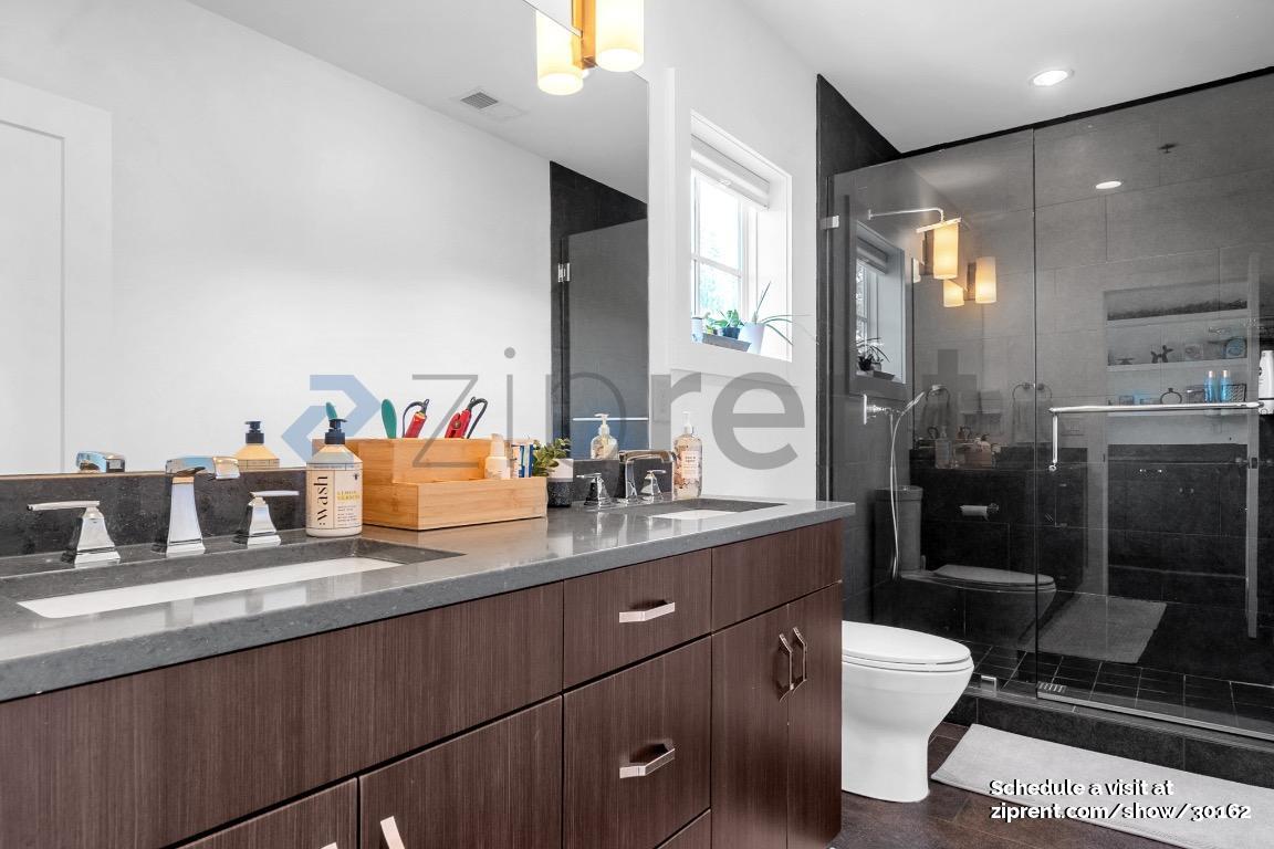 Building Photo - 303 Canton Wy