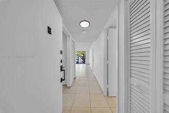 Building Photo - 9360 Fontainebleau Blvd