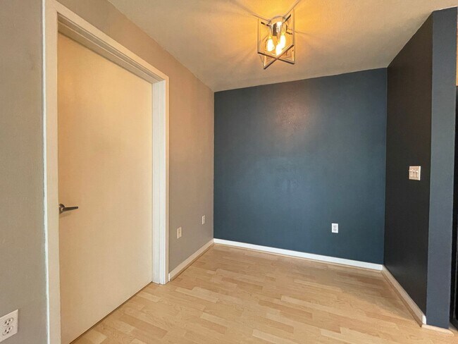 Building Photo - Fantastic Condo in NW Portland with Washer...