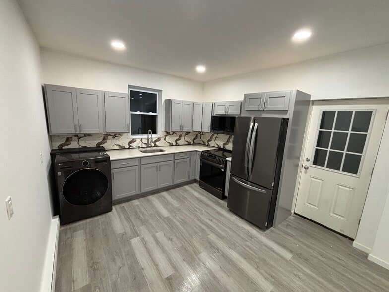 Kitchen - 37 Wyoming St