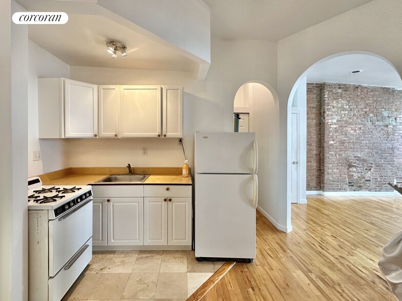 Building Photo - 215 E 118th St