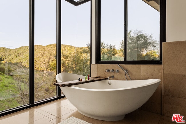 Building Photo - 1406 1/2 N Kenter Ave