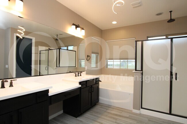 Building Photo - 824 E Ashurst Dr