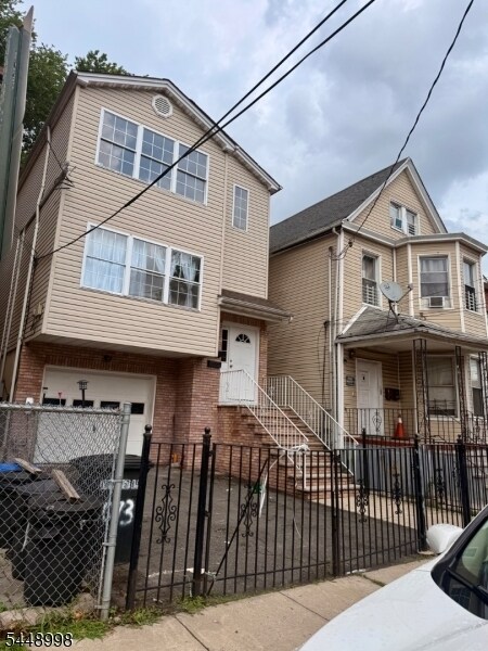Building Photo - 1073 Bond St