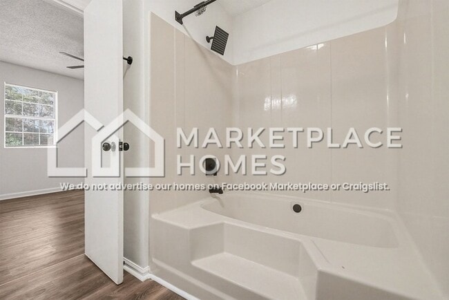 Building Photo - 5130 Lakeview Ct