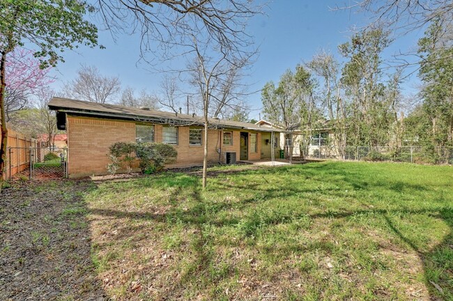 Building Photo - Charming 3 Bed 2 Bath Hyde Park Home for A...