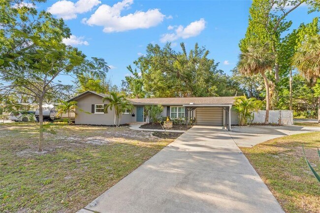 Building Photo - 320 Lake Maggiore Blvd S