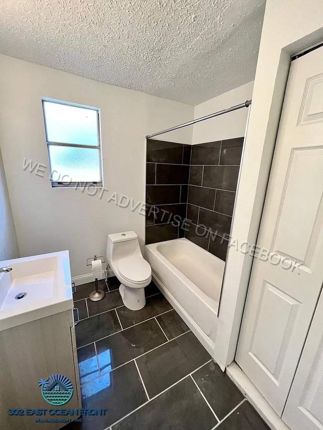 Building Photo - Amazing 4 bedroom / 1 bathroom home available!