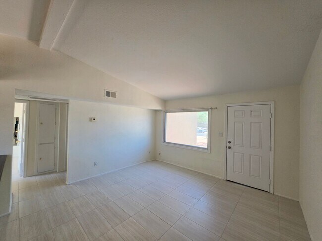 Building Photo - 1243 N Oleander St