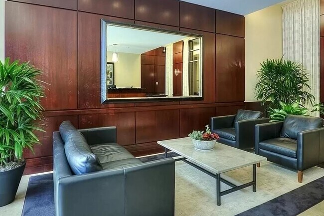 Building Photo - 817 Davis St