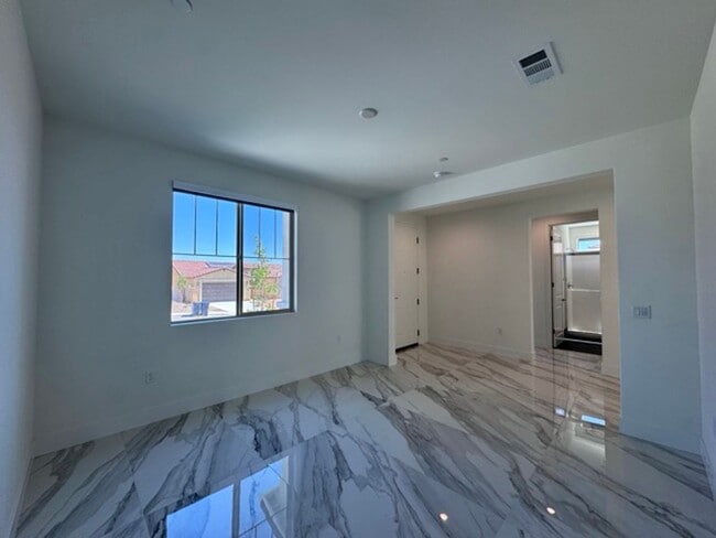 Building Photo - Spacious 5BD/3BA Home with Loft, Solar & B...
