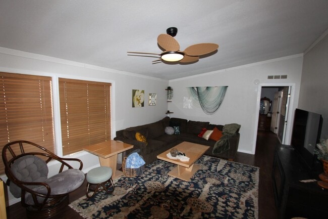 Building Photo - 5-Bedroom Home located in Railroad Springs