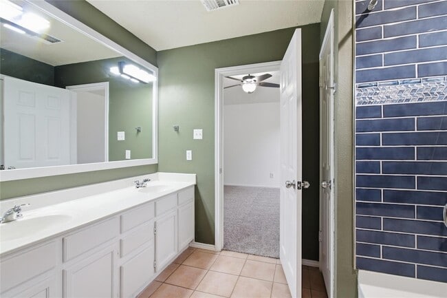 Building Photo - 120 Mule Deer Ct