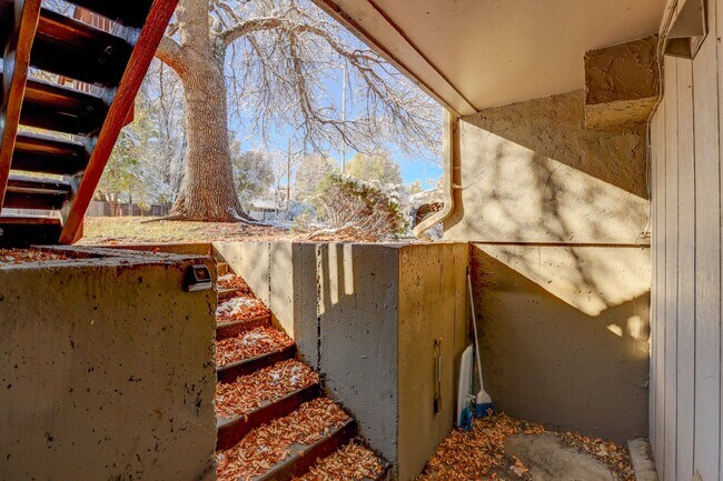 Building Photo - $1,550 - 1 Bed Updated Condo right by Cher...