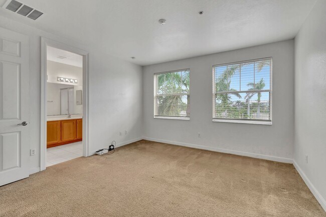 Building Photo - 4 BEDROOMS 3.5 BATHROOMS!! GATED COMMUNITY