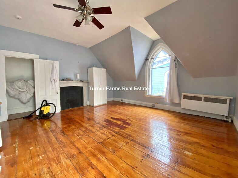 Building Photo - 139 Hillside St