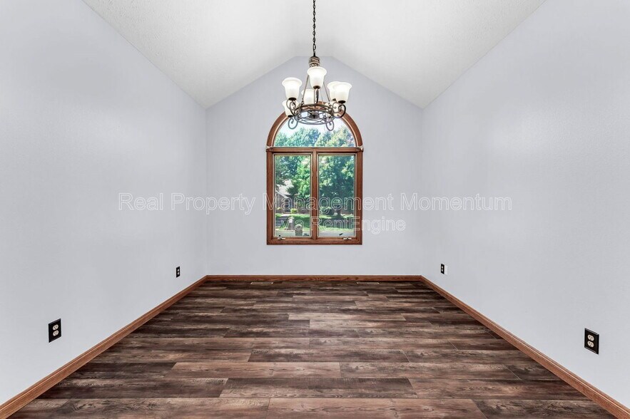 Building Photo - 514 N Ellen St