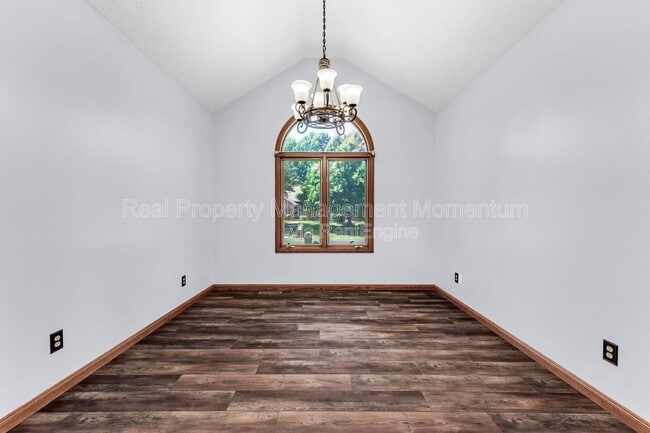 Building Photo - 514 N Ellen St