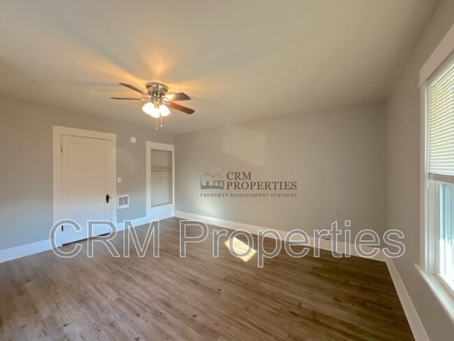 Building Photo - 611 N Main St