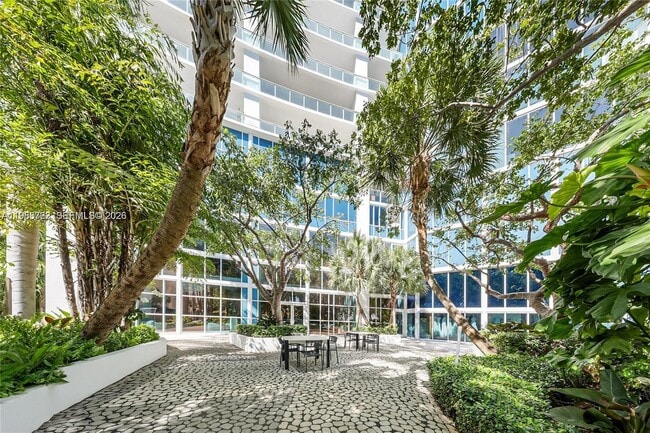 Building Photo - 2020 N Bayshore Dr