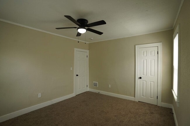 Building Photo - This beautifully updated 3-bedroom, 1-bath...
