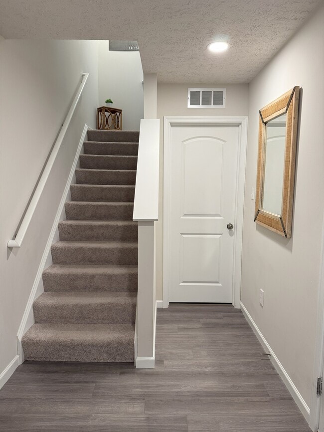 Building Photo - 120 Veery Wy