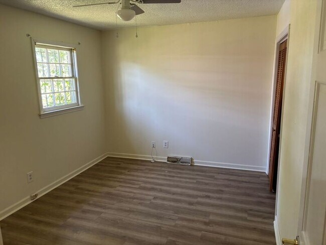 Building Photo - 20 Falkirk Dr