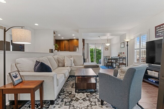 Building Photo - Updated 3bed/3bath with Finished Basement