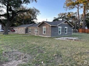 Building Photo - 2501 Maple St