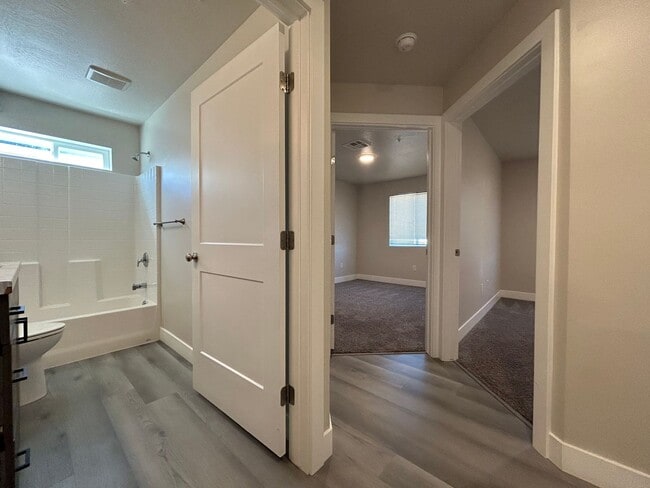 Building Photo - Price reduced!! Fresh and Clean!! 3 bed 2 bath!!